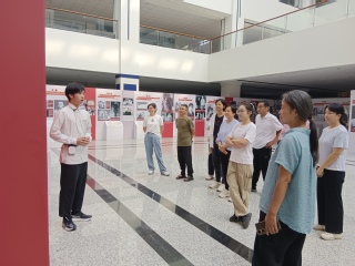 我校图书馆基层工会组织参观“中...